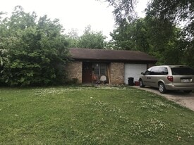105 4th St SW in Paris, TX - Building Photo