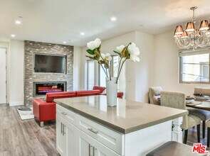 1424 S Bentley Ave in Los Angeles, CA - Building Photo - Building Photo