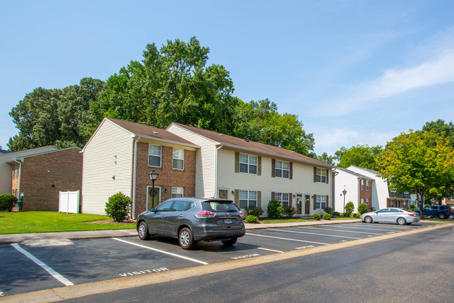 Earle of Warwick Square in Newport News, VA - Foto de edificio - Building Photo