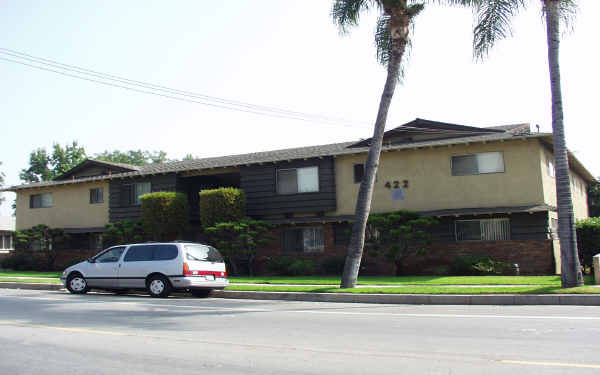 422 N Alhambra Ave in Monterey Park, CA - Foto de edificio