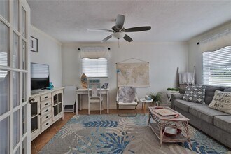 813 6th Ave in New Smyrna Beach, FL - Building Photo - Building Photo