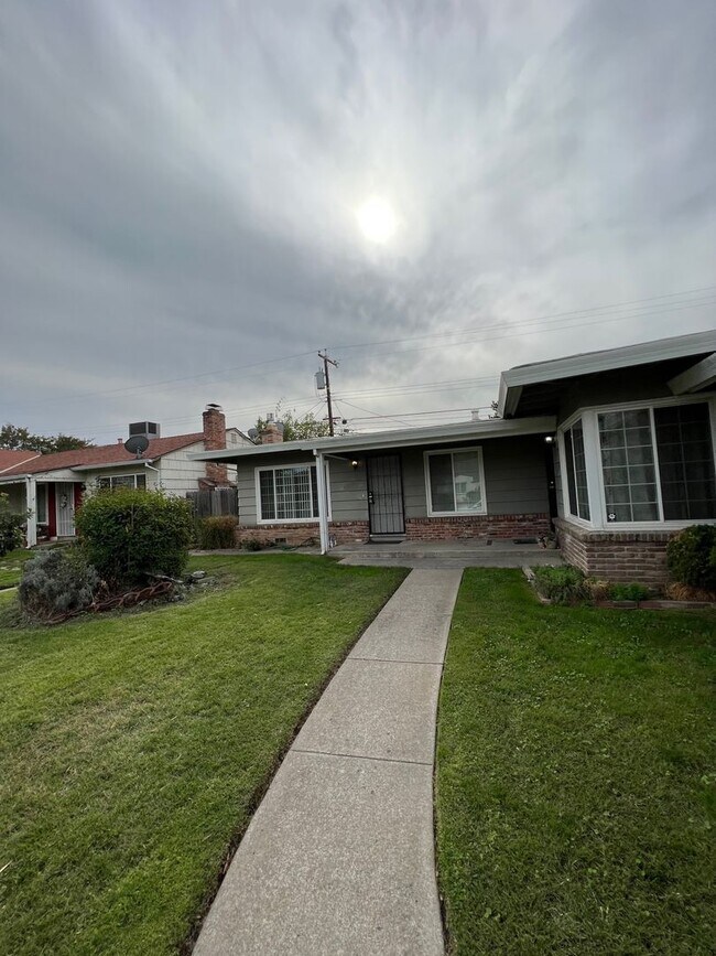 3012-3014 Miramar Rd in Sacramento, CA - Foto de edificio - Building Photo
