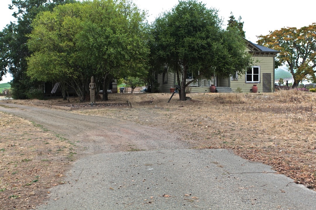 2702 Stony Point Rd in Petaluma, CA - Foto de edificio