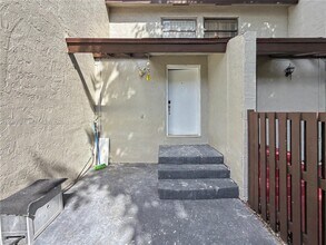 10010 NW 9th St Cir in Miami, FL - Building Photo - Building Photo