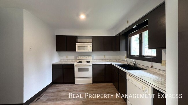 Amazing 3 Bedroom 2.5 Bath duplex with att in Sioux Falls, SD - Building Photo - Building Photo