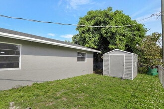 8211 NW 45th Ct in Lauderhill, FL - Building Photo - Building Photo