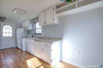 124 Mayflower St in West Hartford, CT - Building Photo - Building Photo