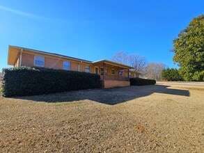 1070 Hanging Rock Rd in Boiling Springs, SC - Building Photo - Building Photo