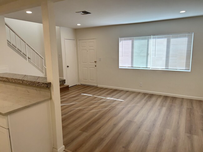 915 Carob Way in Montebello, CA - Foto de edificio - Building Photo