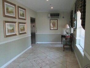 450 W Princess Anne Rd, Unit Colonnades Unit 304 in Norfolk, VA - Building Photo - Building Photo