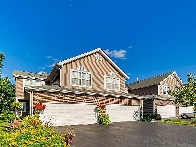 8 Grandview Ct in Algonquin, IL - Foto de edificio