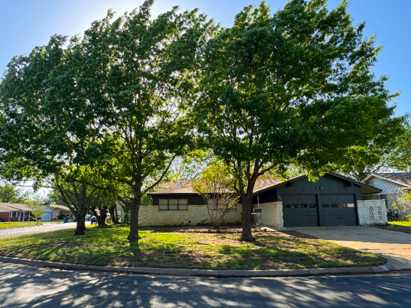 708 Meadowlark Cir in Crowley, TX - Foto de edificio