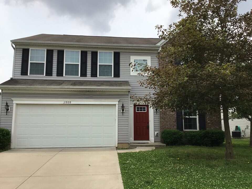 2909 Seasons Dr in Greenwood, IN - Building Photo