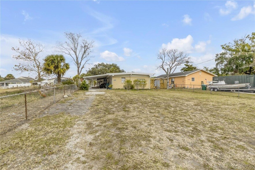 130 Indian Creek Rd, Unit D-D-205 in Oak Hill, FL - Building Photo
