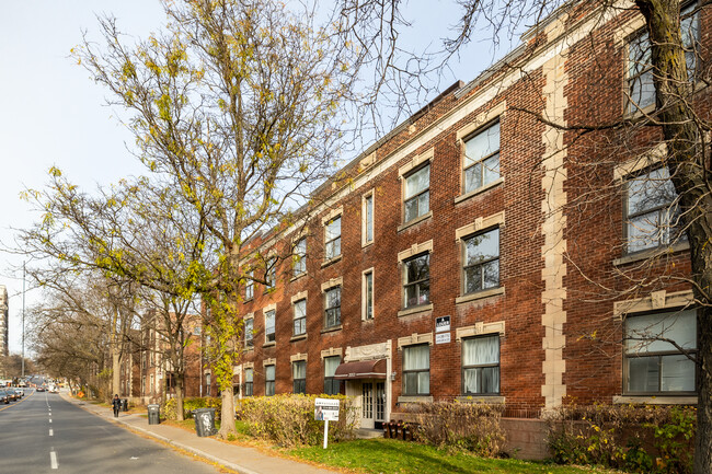 2061 Décarie Boul in Montréal, QC - Building Photo - Building Photo
