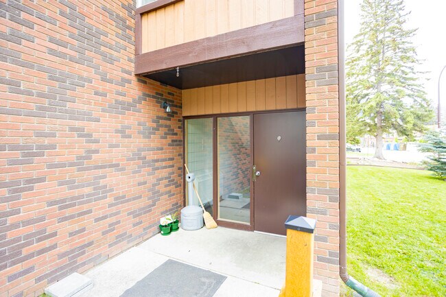 326 Beaver St in Banff, AB - Building Photo - Building Photo