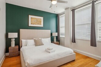 925 Common St in New Orleans, LA - Building Photo - Building Photo