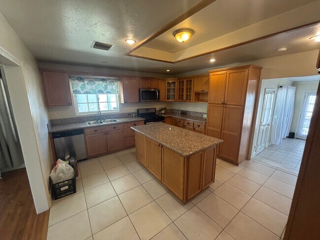 5809 E Wardlow Rd-Unit -5809 in Long Beach, CA - Building Photo - Building Photo