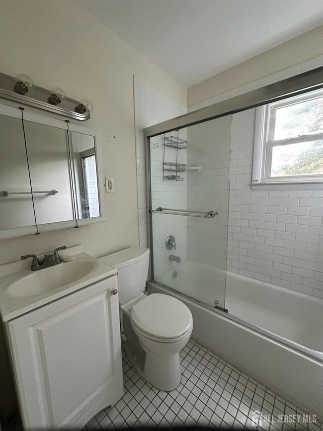 40 Carpenter Pl in Metuchen, NJ - Building Photo - Building Photo