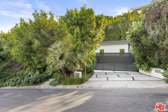1355 Devlin Dr in Los Angeles, CA - Building Photo - Building Photo