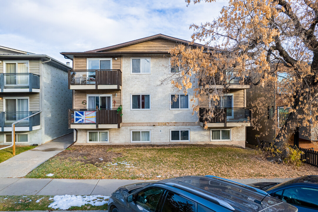 2006 11th Ave SW in Calgary, AB - Building Photo