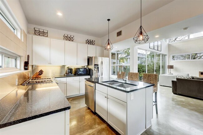property at 919 Cardinal Ln