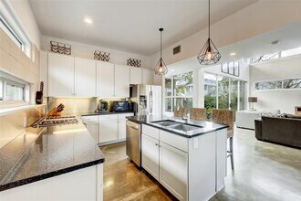 919 Cardinal Ln in Austin, TX - Building Photo - Building Photo