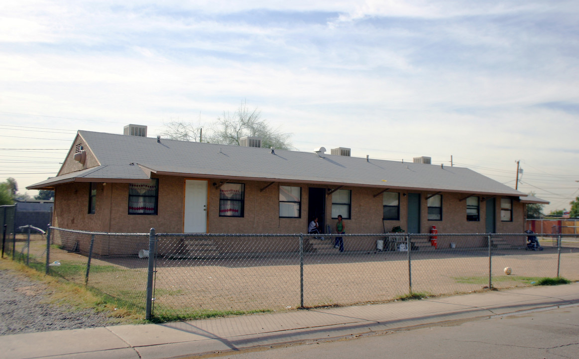 2843 W Almeria Rd in Phoenix, AZ - Foto de edificio