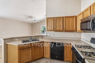 13256 N Hammerstone Ln in Oro Valley, AZ - Building Photo - Building Photo