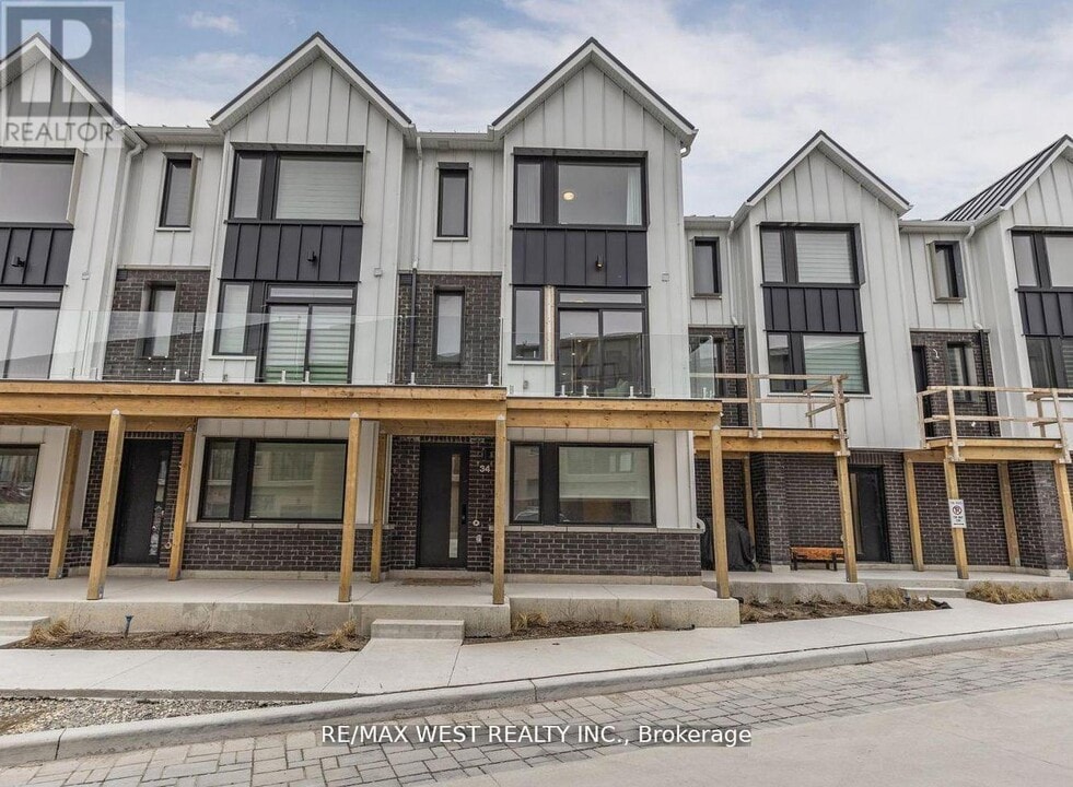 10 Rainwater Ln in Barrie, ON - Building Photo