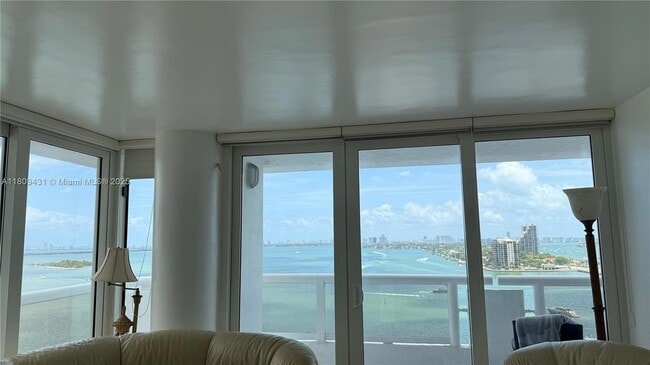 1717 N Bayshore Dr, Unit A-1734 in Miami, FL - Foto de edificio - Building Photo
