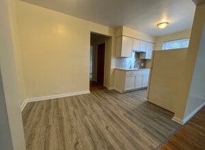 6842 Montgomery Rd in Cincinnati, OH - Foto de edificio - Building Photo