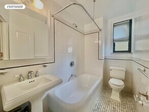 210 E 68th St in New York, NY - Building Photo - Building Photo