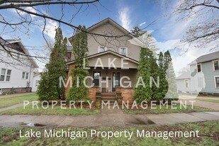 112 8th St in Grand Haven, MI - Building Photo