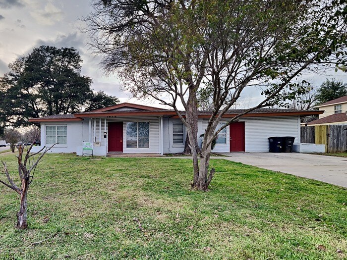 1628 Canterbury Cir in Fort Worth, TX - Building Photo