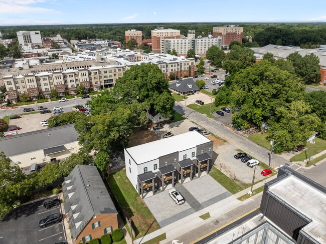 9th + Forbes Luxury Student Living in Greenville, NC - Foto de edificio - Building Photo