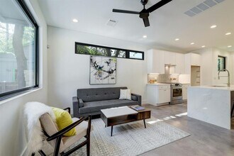 2411 Santa Rosa St in Austin, TX - Building Photo - Building Photo