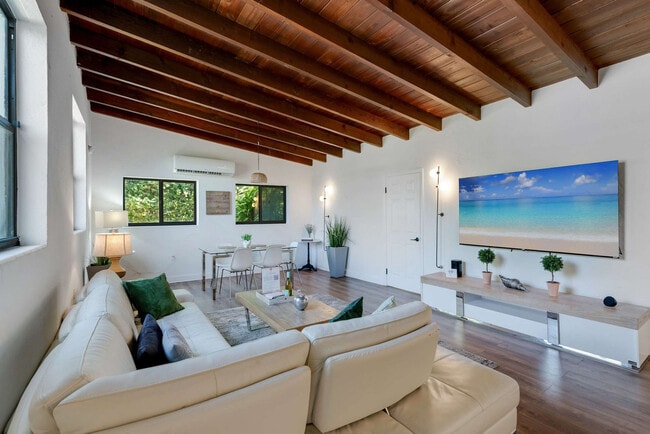 11534 NE 13th Ave in Miami, FL - Foto de edificio - Building Photo