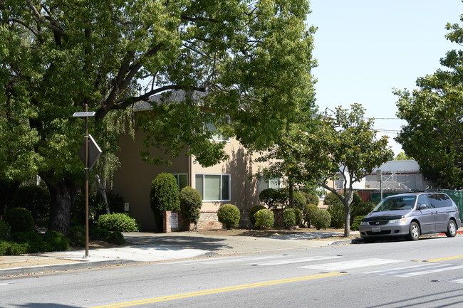 650 Oak Grove Ave in Menlo Park, CA - Foto de edificio - Building Photo