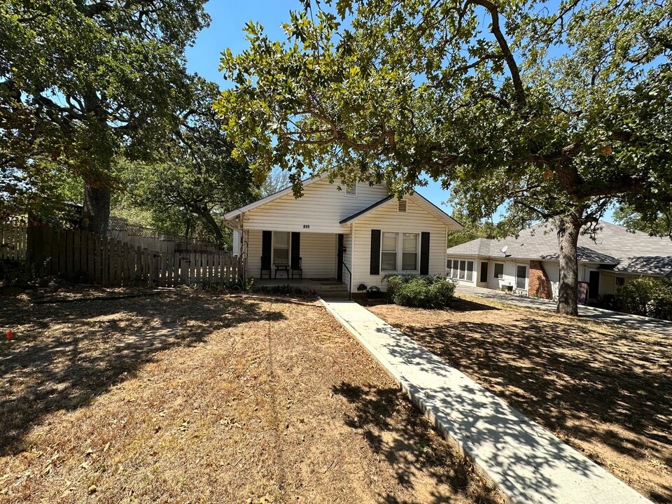 419 Mounts Ave in Denton, TX - Foto de edificio