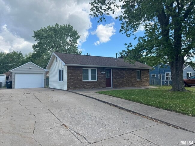 2015 Ridgeview Dr in Davenport, IA - Building Photo - Building Photo