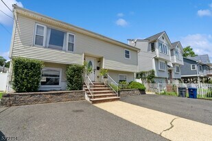 52 Atlantic St in Highlands, NJ - Building Photo