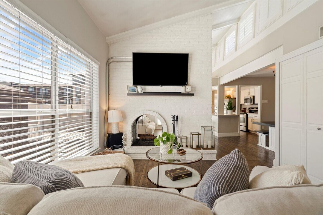 5916 Sandhurst Ln in Dallas, TX - Building Photo