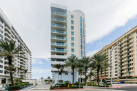 Waverly Surfside Beach in Surfside, FL - Foto de edificio - Building Photo