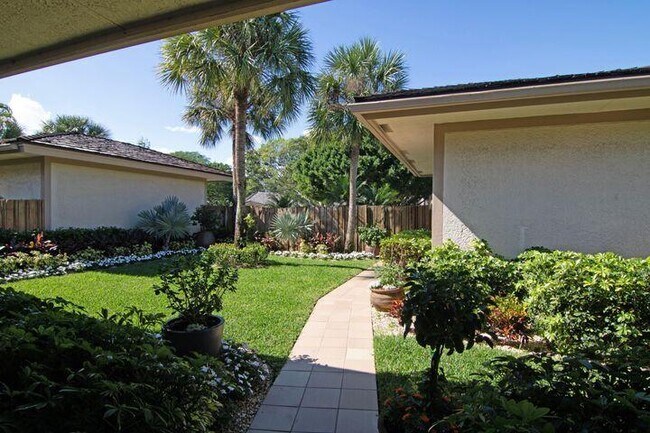 2156 Wightman Dr in Wellington, FL - Building Photo - Building Photo