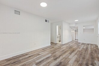 724 Burlington St in Opa Locka, FL - Building Photo - Building Photo