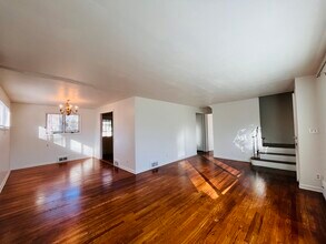 30 John Smith Dr in West Hartford, CT - Building Photo - Building Photo