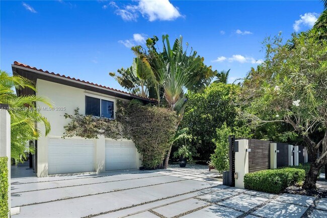 1111 N Venetian Dr in Miami Beach, FL - Building Photo - Building Photo
