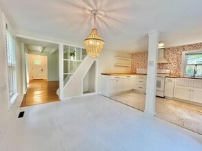 52 Old Dennett Rd in Kittery, ME - Building Photo - Building Photo