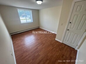 1817 Hammond St in Hermon, ME - Foto de edificio - Building Photo